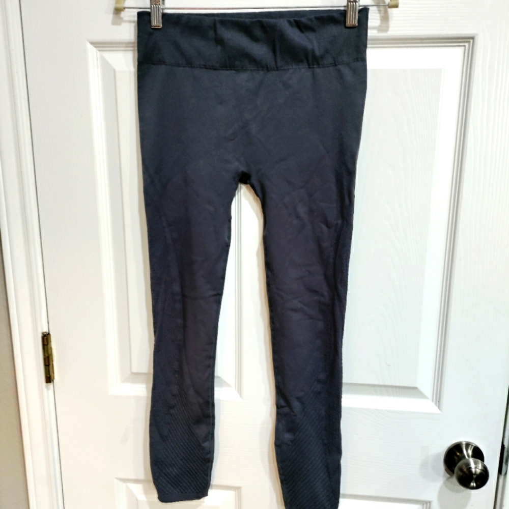 Fabletics dark grey cropped leggings women's size Large